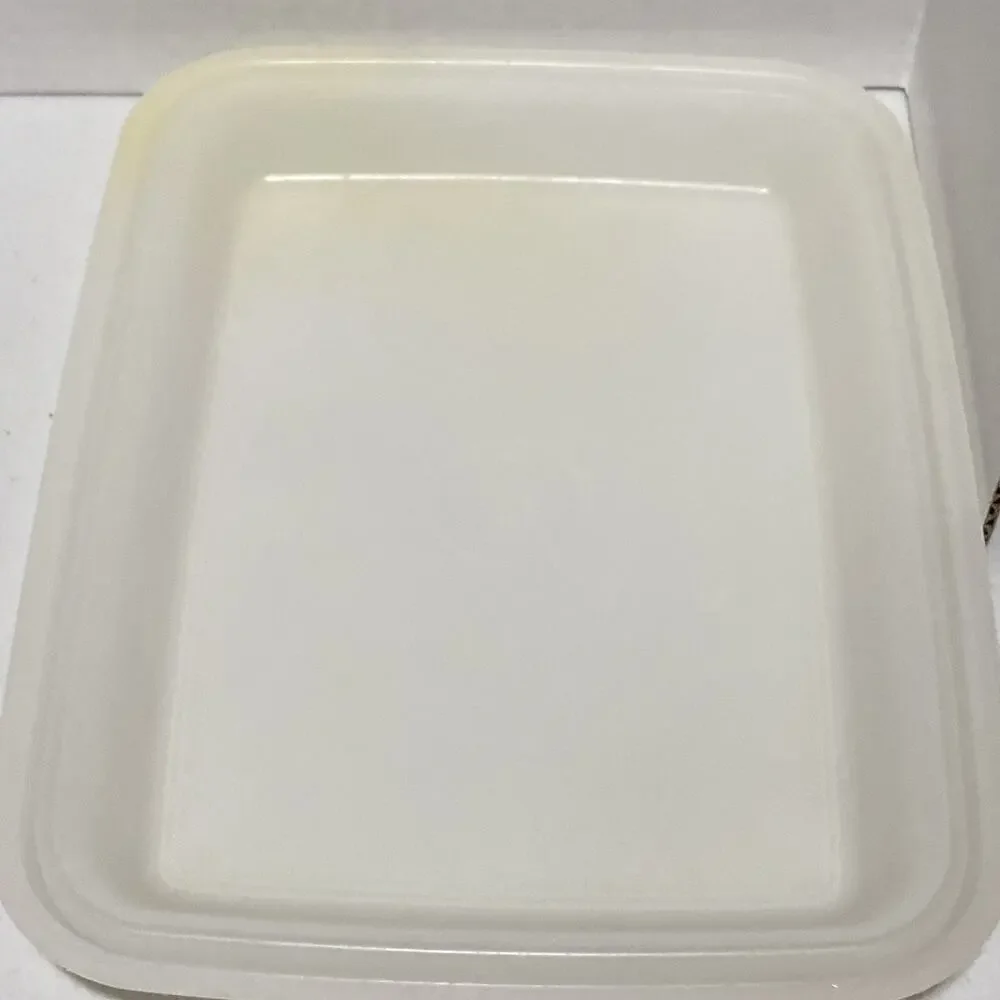 Tupperware storage container, 1 quart, Almond color base, clear top, 1255-16